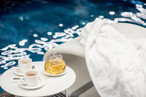 Spa茶具和浴袍图片下载