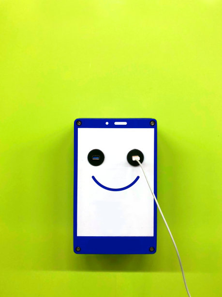 微笑着充电;拟人化的笑脸USB图片下载