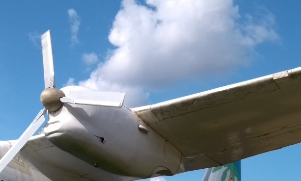 超炫的白色飞机部件特写图片下载