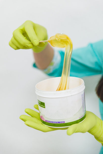 女人为了加糖而干预加热糖图片下载