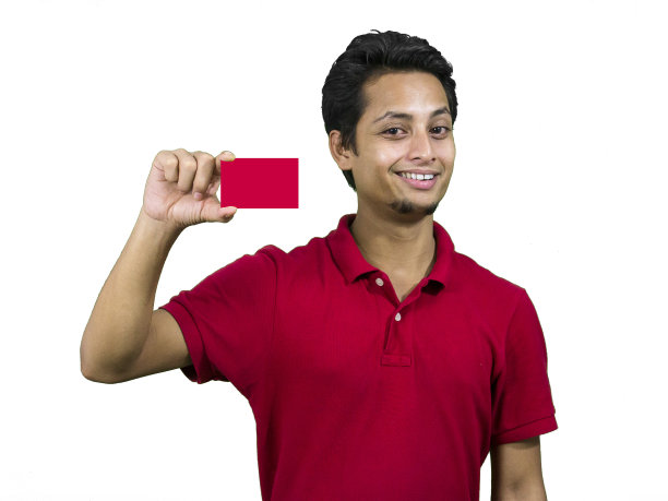 年轻人指着手里的名片图片下载