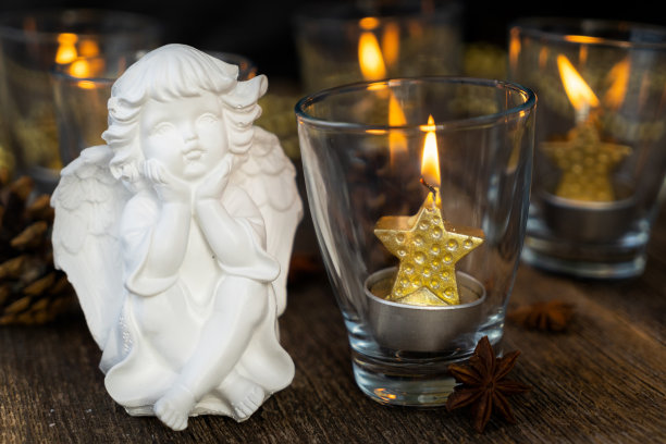 发光的圣诞蜡烛图片下载