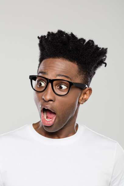 惊讶的美国黑人看向别处图片下载