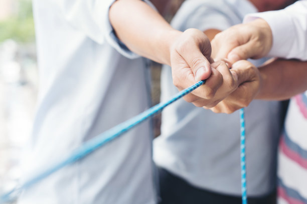 人的手拉着绳子合作理念图片下载