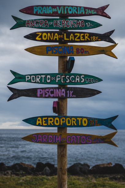 葡萄牙亚速尔群岛，波尔图马丁斯的街道标志图片下载