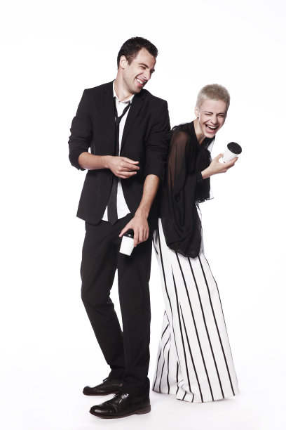 欢快的男孩和女孩在白色的背景嬉戏图片下载