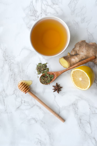 大理石桌上放着花草茶。前视图。图片下载