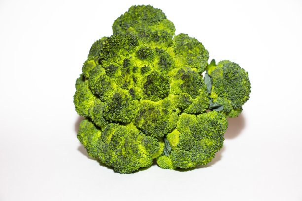 新鲜的花椰菜躺在白色的背景上。它只从花园里采摘，准备使用。它是一种健康的蔬菜，富含维生素的营养。图片下载