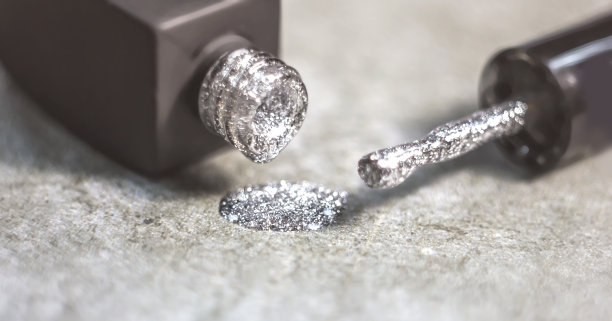 指甲油光泽的纹理特写。刷子旁边没有一瓶指甲油。图片下载