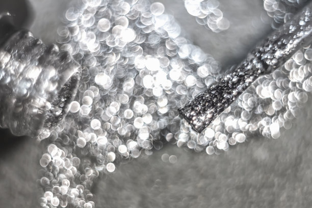 指甲油光泽的纹理特写。刷子旁边没有一瓶指甲油。图片下载