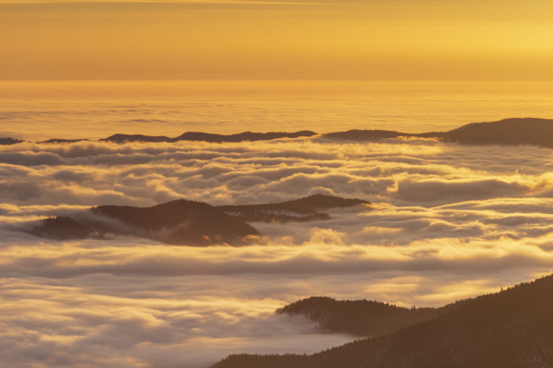壮丽的景色在冬季日出的群山中。戏剧性和风景如画的冬季场景。复古的过滤器。滤镜图片instagram调色效果。图片下载