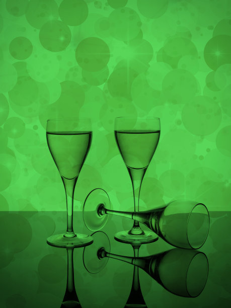 两杯饮料，一杯空，倒影和紫色的背景。图片下载