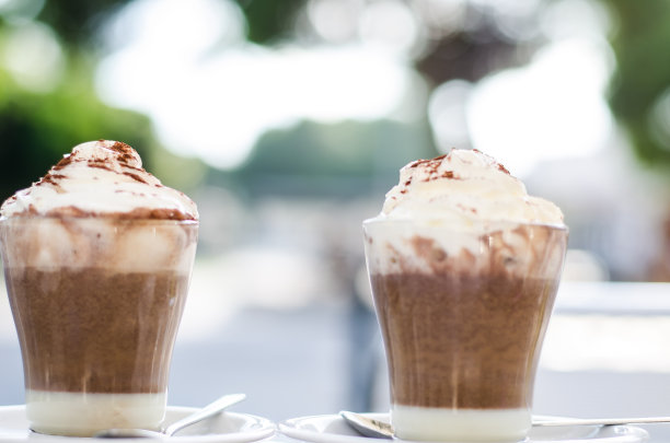 热巧克力和咖啡加奶油的照片。图片下载