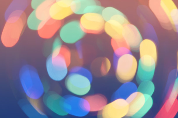 散景灯的背景。明亮的色彩散景圈旋转散焦背景。度假的照片。圣诞节。新年。图片下载