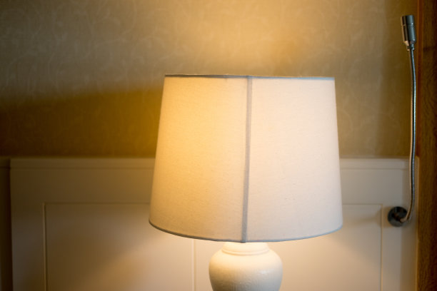 晚上酒店卧室床头灯图片下载