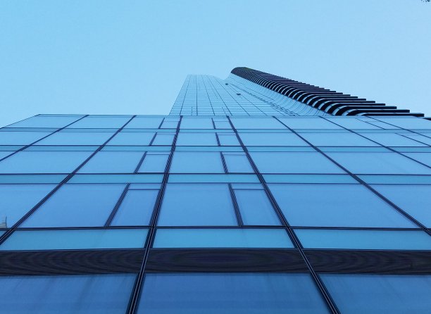 亮蓝色摩天大楼低角度图片下载