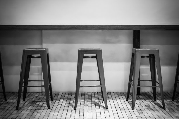 大厅靠墙的空椅子，背景图片下载