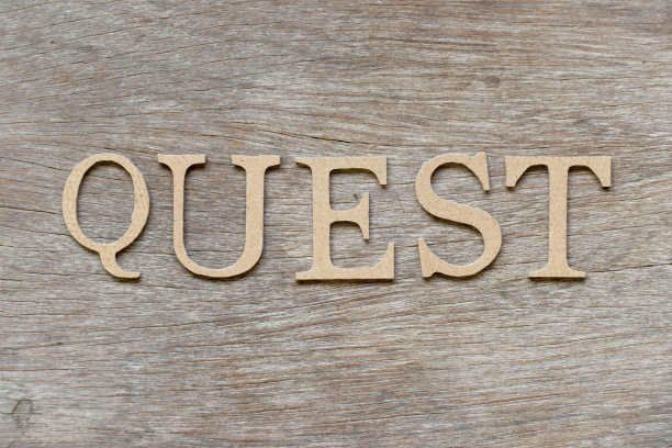 字母在单词探索上的木材背景图片下载