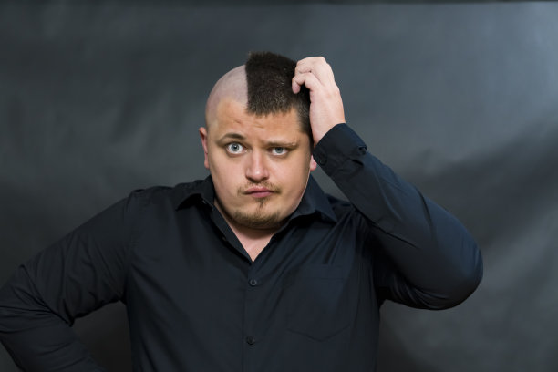 朋克作为一种亚文化。他无法决定做哪个决定。图片下载