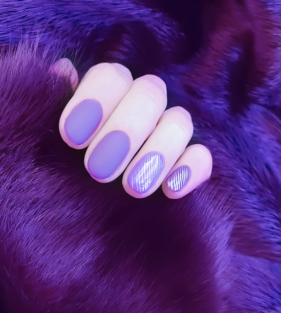 女性的手在皮毛上修指甲图片下载