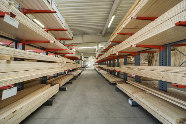 仓库中堆放着木板的货架图片下载