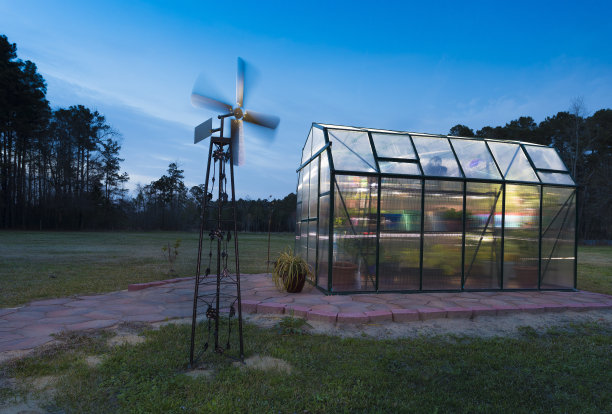 黄昏时点亮的温室图片下载