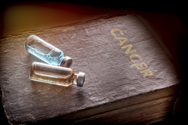 两瓶癌症书籍，概念图像图片下载
