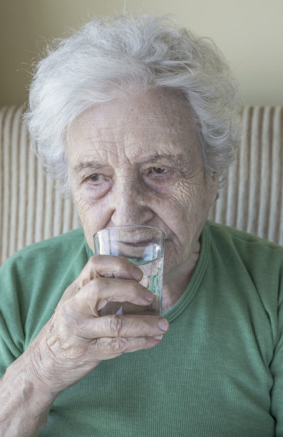 老年妇女喝水图片下载