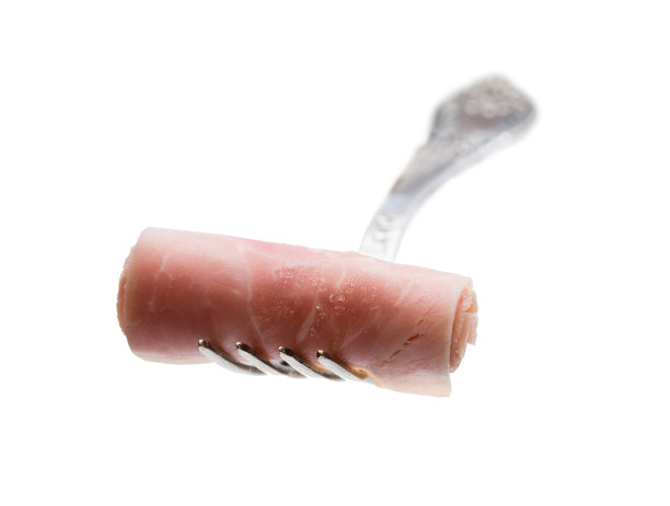 卷火腿片在叉上孤立在白色图片下载