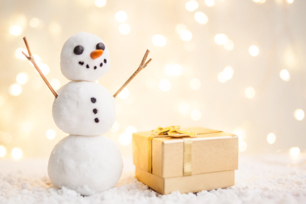 新年和圣诞节的礼物卡与一个雪人与雪橇在一个发光的花环的背景的图片图片下载