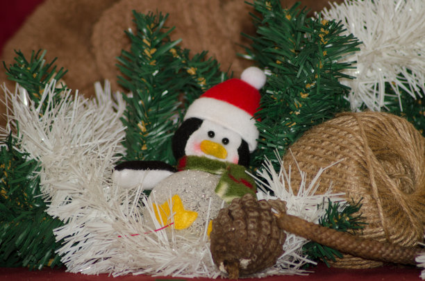 圣诞快乐明信片设计与泰迪熊和礼盒图片下载