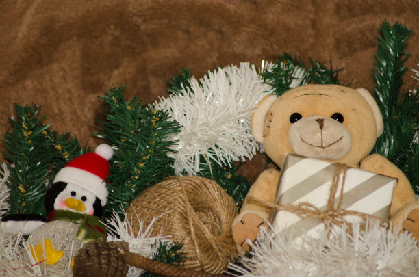 圣诞快乐明信片设计与泰迪熊和礼盒图片下载