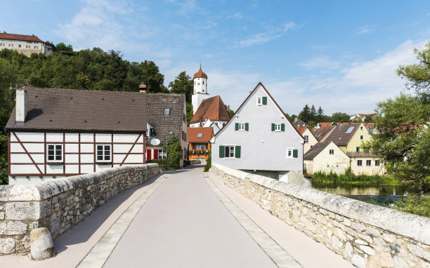 德国巴伐利亚州Donau-Ries区哈堡教堂(斯瓦比亚)的村庄房屋图片下载