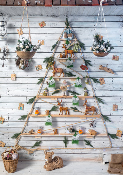 手工圣诞树在木白墙上。乡村风格图片下载