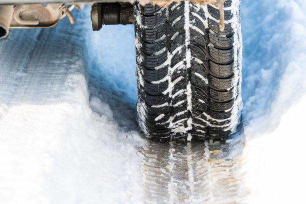 冬季道路上的汽车轮胎图片下载