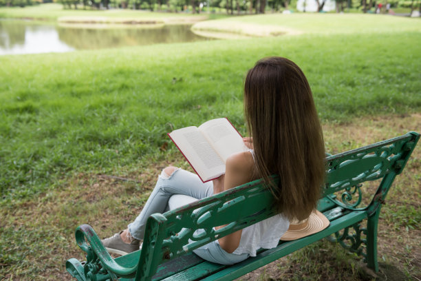 美女在公园看书图片下载