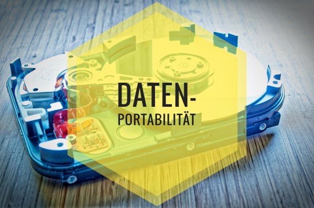 硬盘3.5英寸作为一个数据存储与主板在竹桌和德语Datenportabilität英语数据便携性图片下载