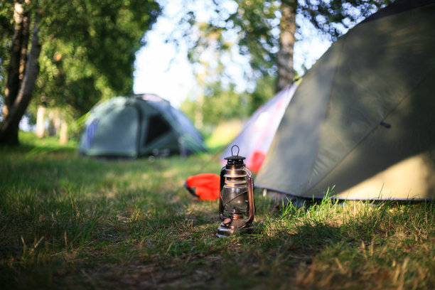 旅游营地上的旧油灯图片下载