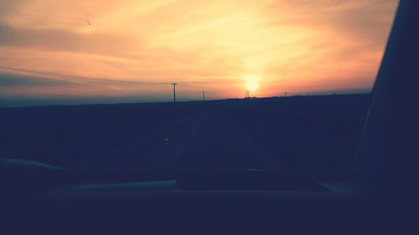 日落时天空映衬的剪影景观图片下载