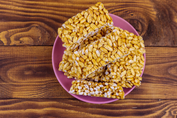 放在木桌上的盘子里的花生脆片图片下载