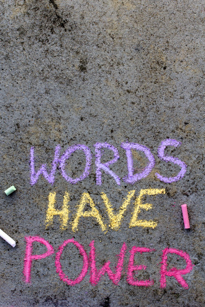 彩色粉笔在沥青上画:文字文字有力量图片下载