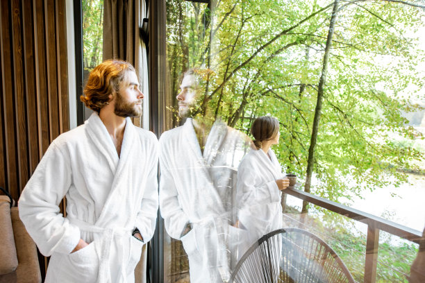 穿着浴袍的夫妇在酒店房间里图片下载