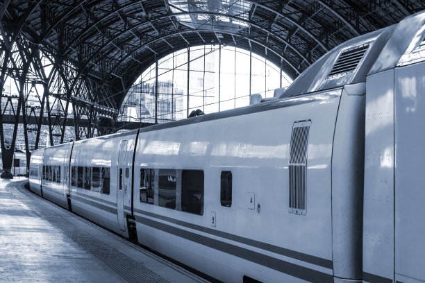 现代火车站的火车车厢图片下载