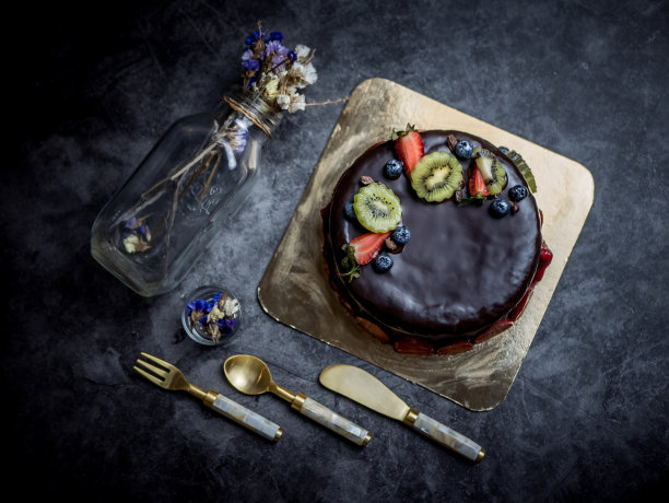 巧克力蛋糕，草莓，猕猴桃和蓝莓。图片下载