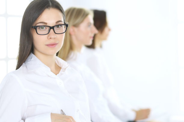 在会议或研讨会上与同事交流的商务女性。律师或秘书的肖像图片下载