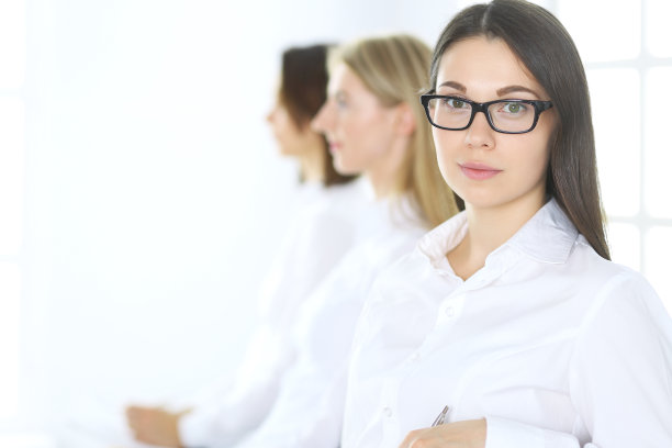 在会议或研讨会上与同事交流的商务女性。律师或秘书的肖像图片下载