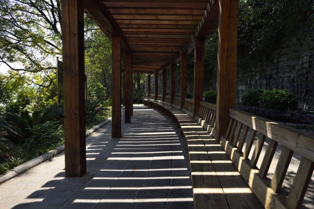 阳光照在木制的走廊上图片下载