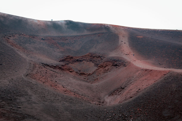 意大利西西里岛，埃特纳火山口旁的一群人图片下载