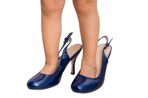 小孩正试着穿妈妈的鞋图片下载