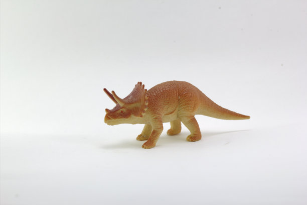 恐龙橡胶娃娃，吃尖刺的三角龙植物图片下载